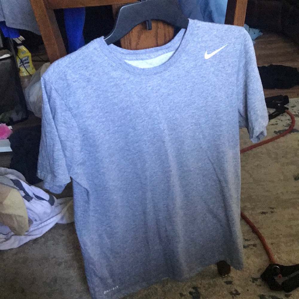Nike dri fit shirt size medium
